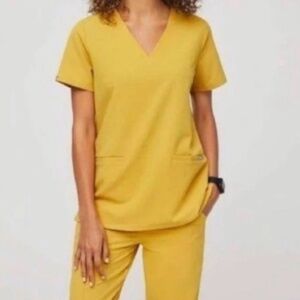 Figs Casma Three-Pocket Women's Scrub Top Light Gold Yellow Size M